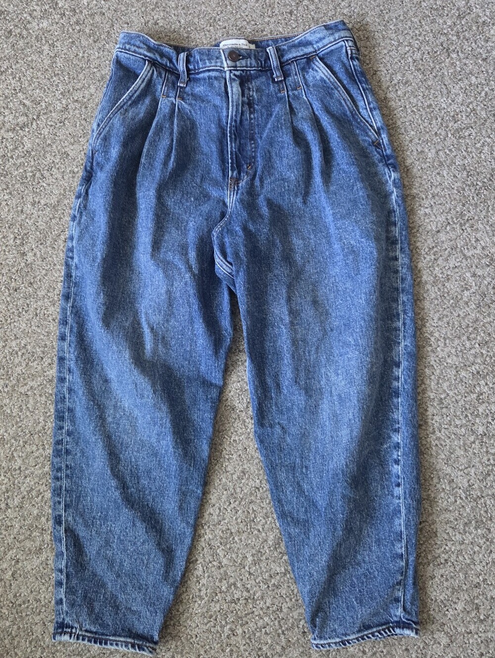 Abercrombie & Fitch The 80’s Mom Ultra High Rise Tapered Pleated Jeans Size 30